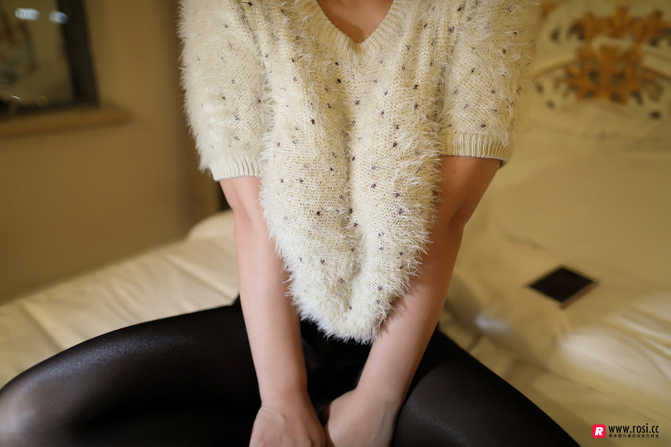Rosimm第2193期_绒毛衣妹子撩衣真空露豪乳半球无内黑丝裤袜秀翘臀诱惑写真34P
